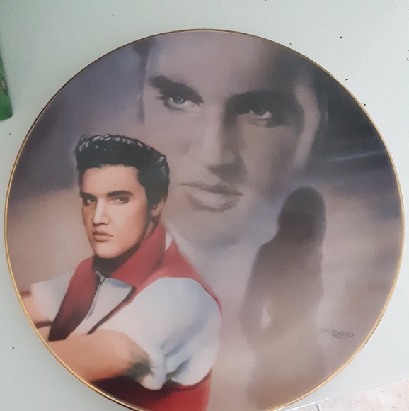 Collectible elvis plates - Picture 1 of 2
